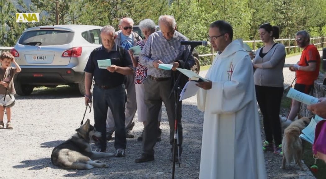 Mig centenar de persones reten homenatge a la Mare de Déu de l'Ecologia