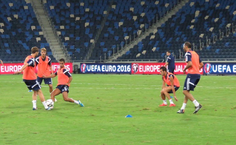 La selecció de futbol s'enfronta aquesta nit a Israel en un partit marcat per les altes temperatures