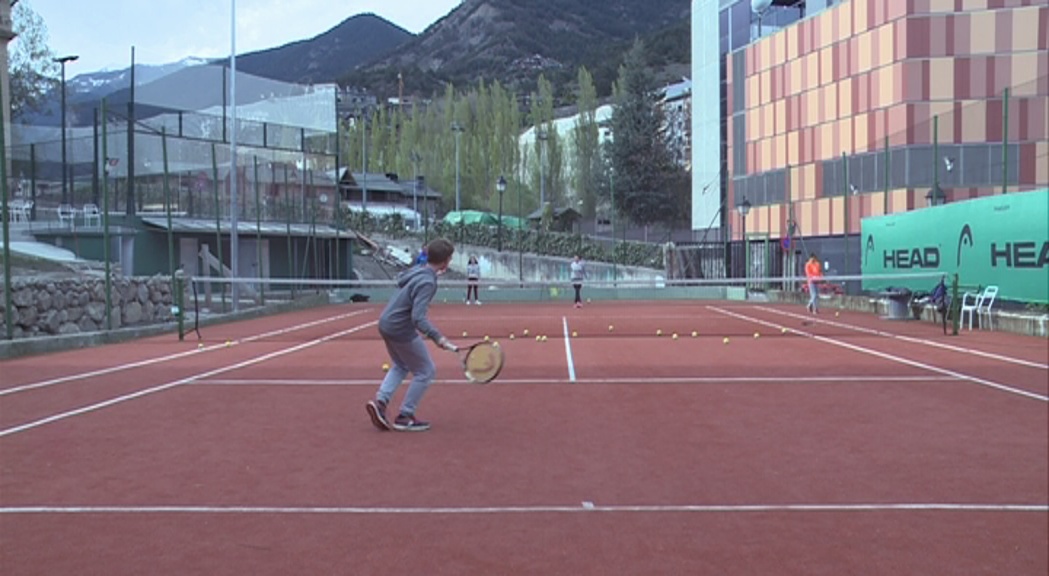 Poux trasllada l'escola de tennis a dues noves pistes