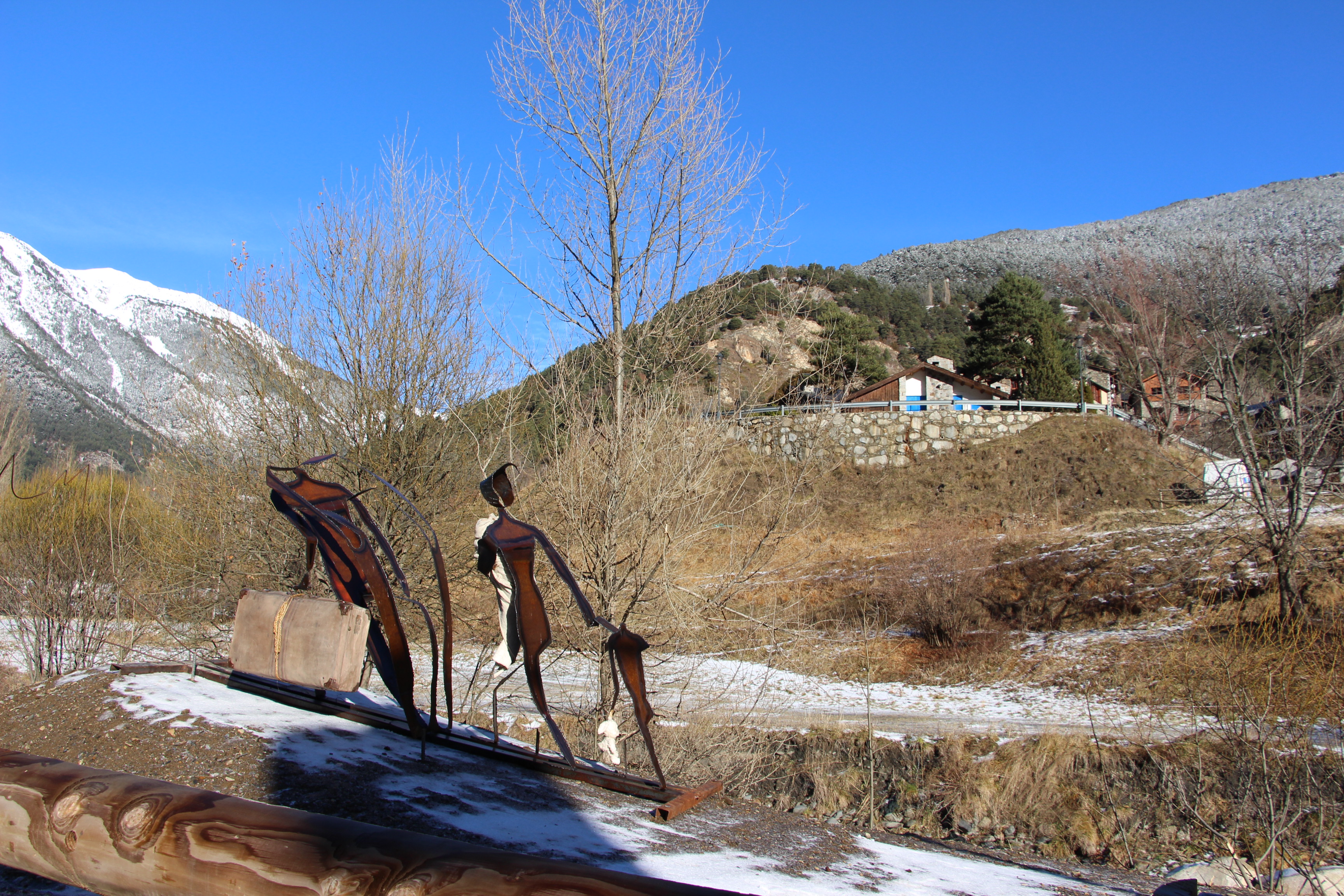 Didier Aleix cedeix a Ordino l'escultura "Fent Cap al Coll"