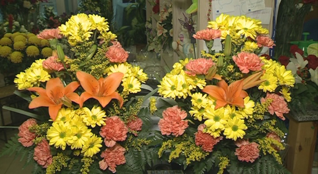 La venda de flors es manté per Tots Sants