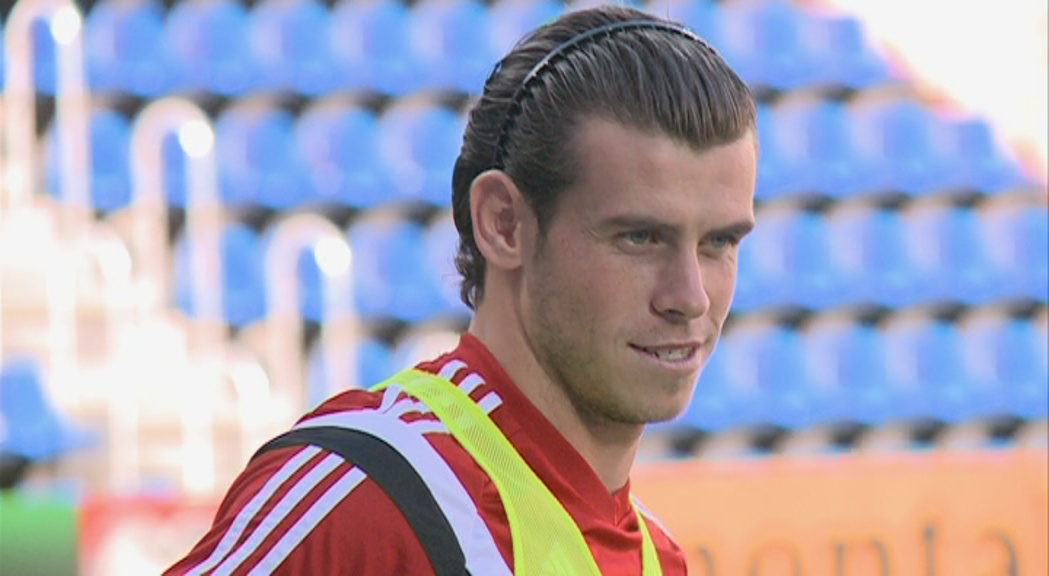 Gareth Bale trepitja la gespa de l'Estadi Nacional