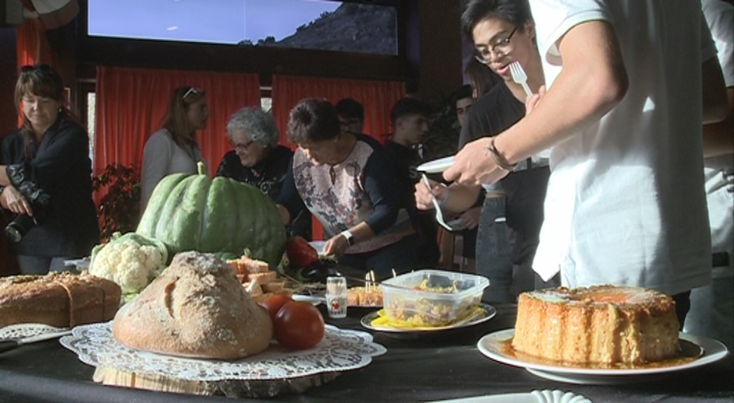 Padrins i joves celebren la desena edició dels horts socials a Ordino amb un berenar