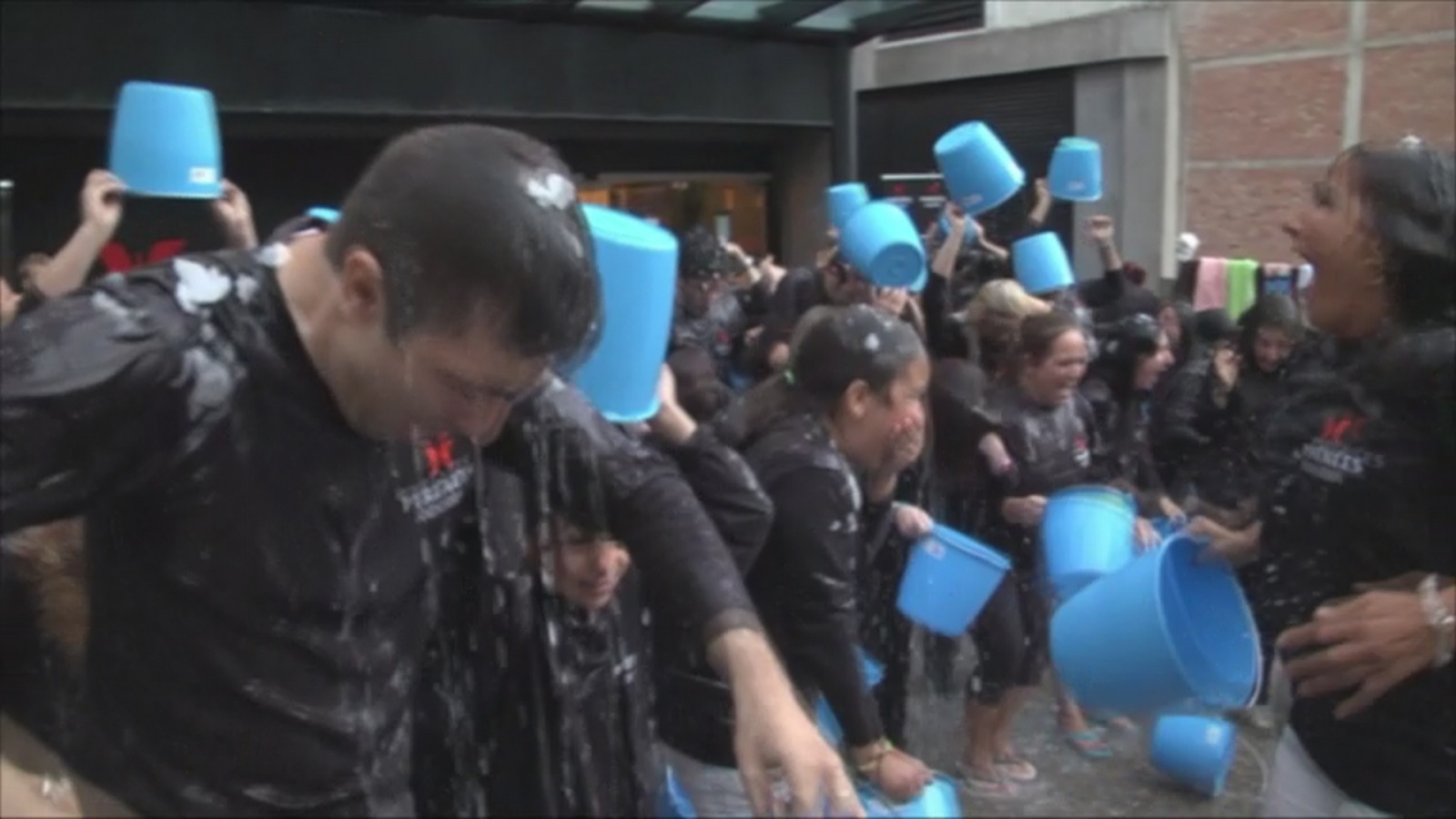 Més empreses del país se sumen a l'Ice Bucket Challenge