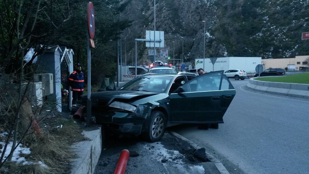 Pateix un accident i fuig del lloc dels fets