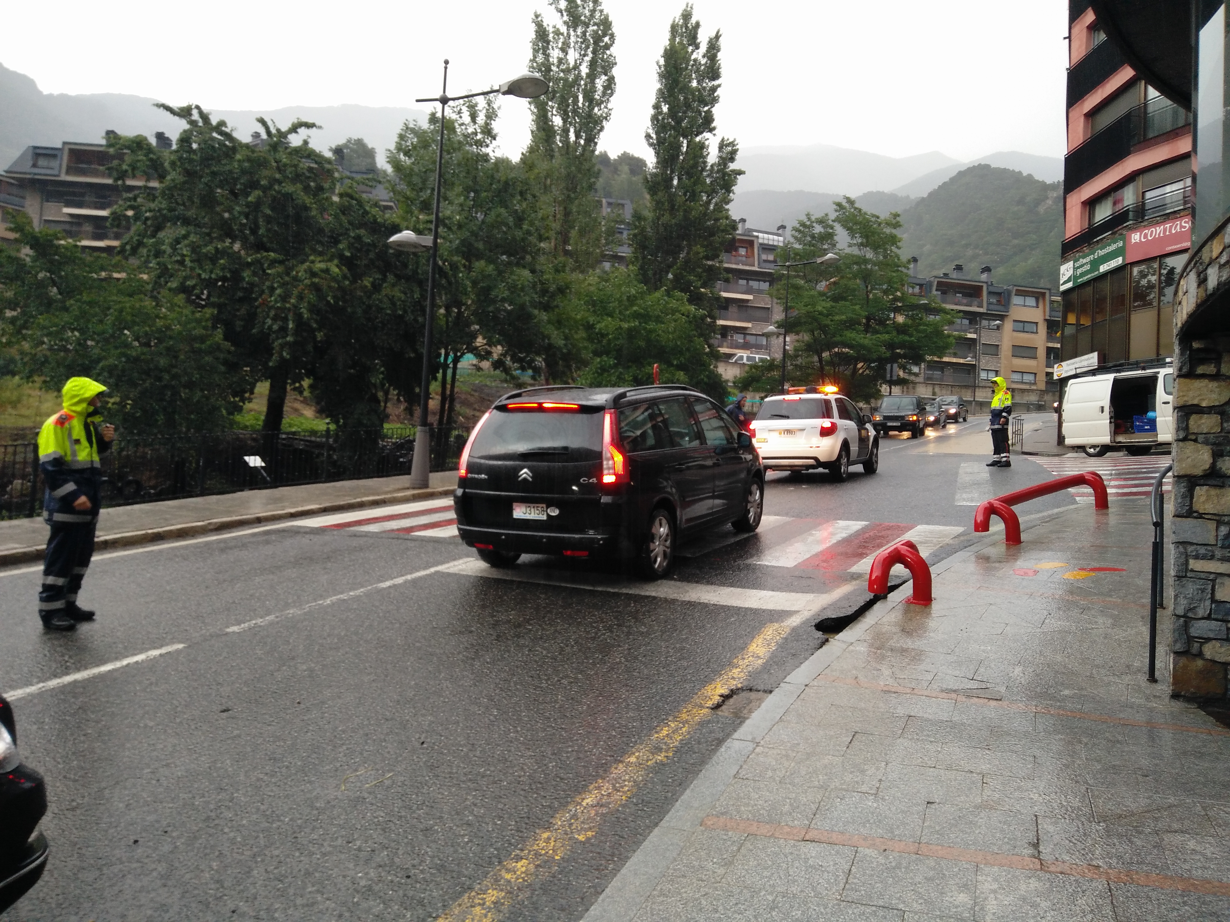 Una forta tempesta a Sant Julià de Lòria obliga a tallar una estona l'accés a la Rabassa