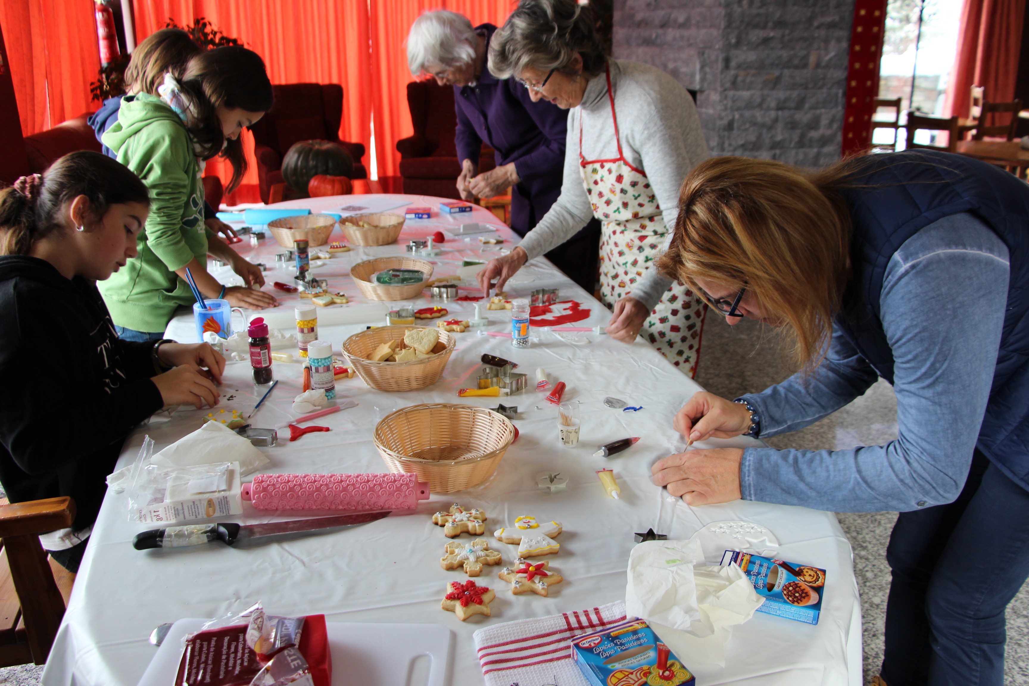 Padrins i nets tornen a fer galetes per Nadal a Ordino