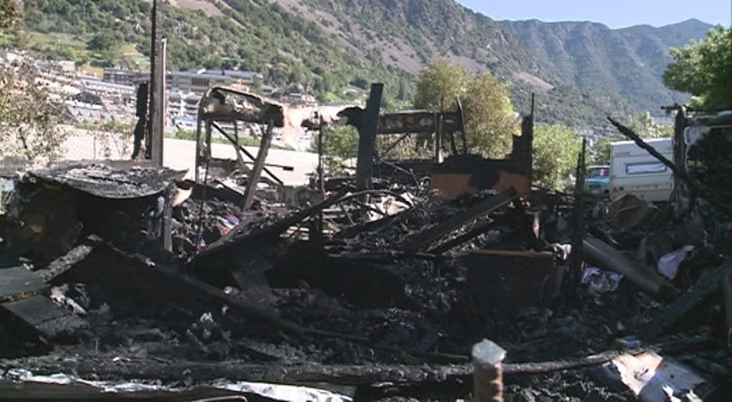 Incendi amb danys materials importants prop del Càmping Valira