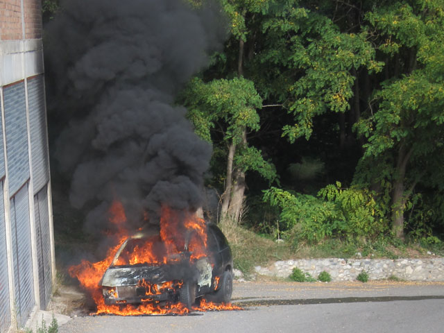 Es troba un vehicle andorrà en flames a Organyà carregat de tabac