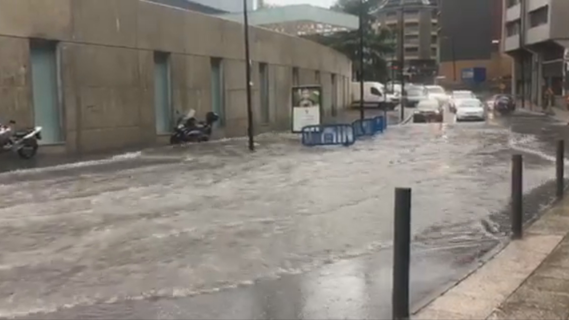 La intensitat de la pluja provoca complicacions en la circulació