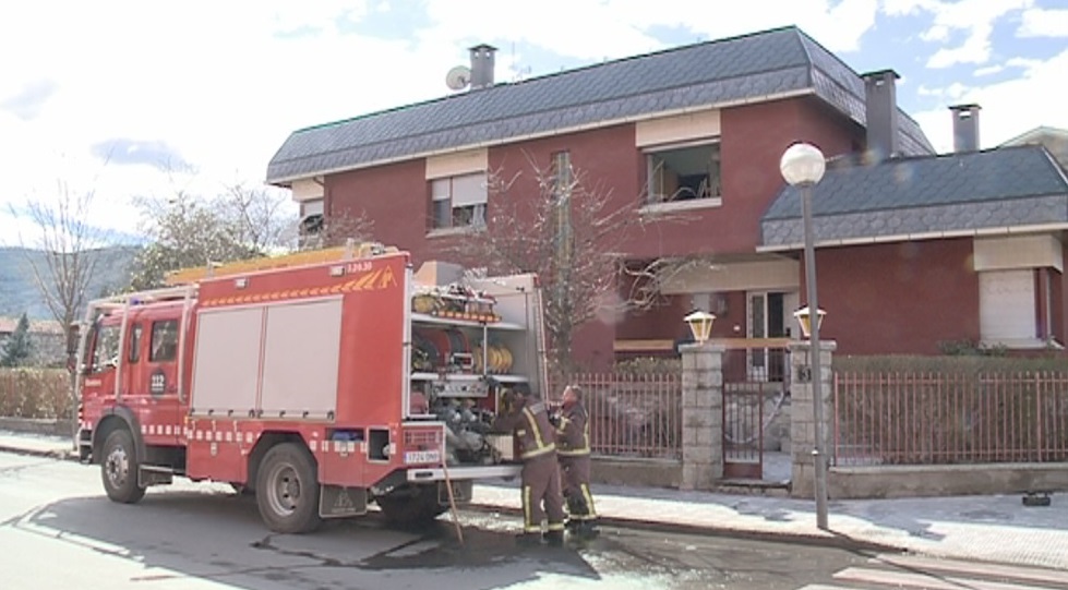 Les primeres hipòtesis apunten que el foc es va generar a l'habitació de la dona morta en l'incendi a la Seu