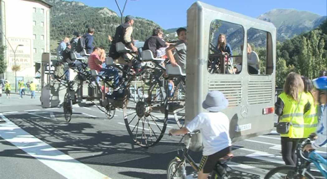  Una divertida cercavila amb la cuca-bus, un artefacte que f