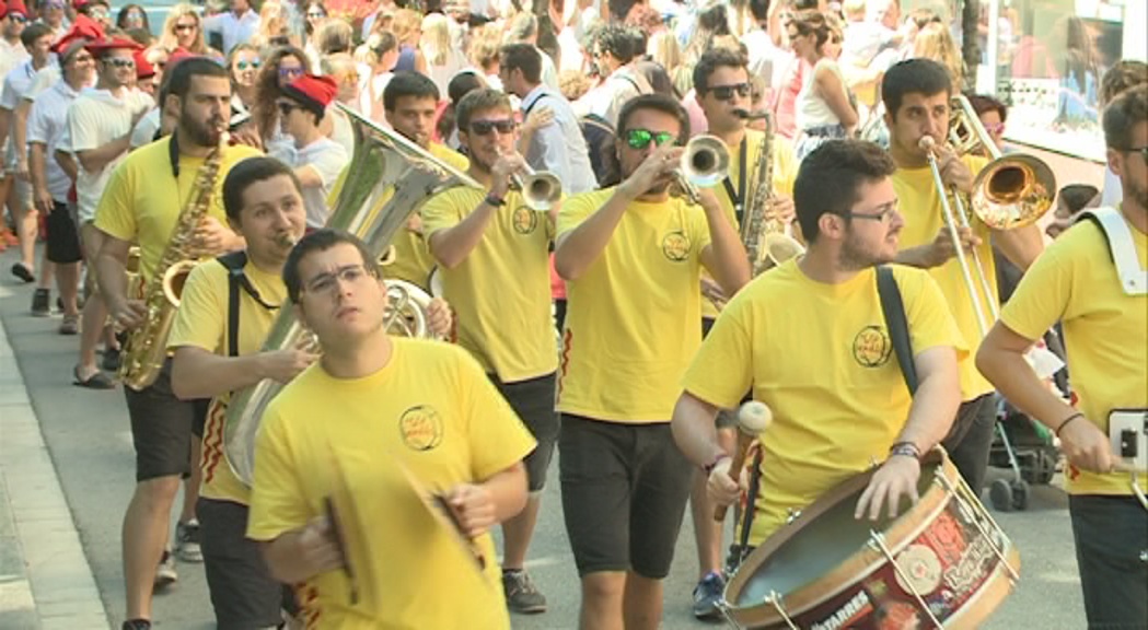 La Passa aplega centenars de persones als carrers de Sant Julià