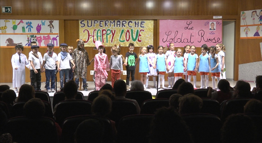 Alumnes de primària d'Ordino representen "Le soldat rose"