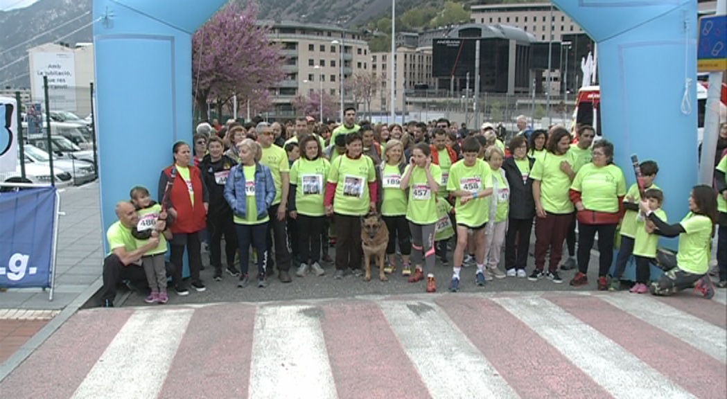 Centenars de persones marxen per recordar els seus éssers estimats en la 5a Marxa popular Marc GG