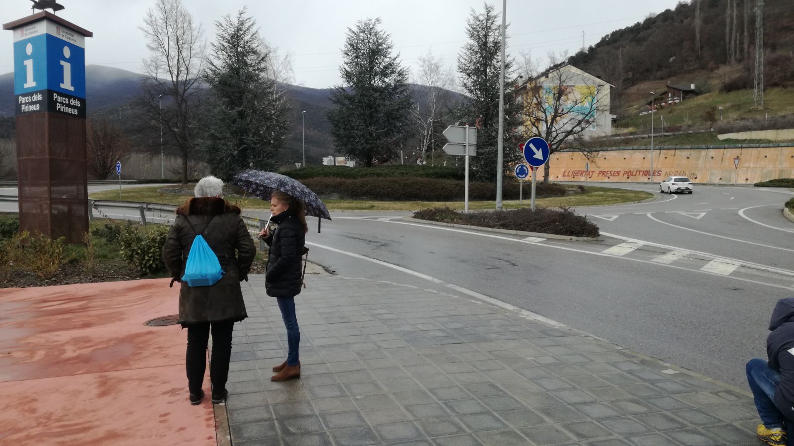 Marxa lenta de la Seu d'Urgell a Oliana en protesta per la detenció de Carles Puigdemont