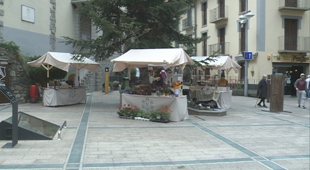 El mal temps desllueix l'estrena del tercer Mercat de la Vall