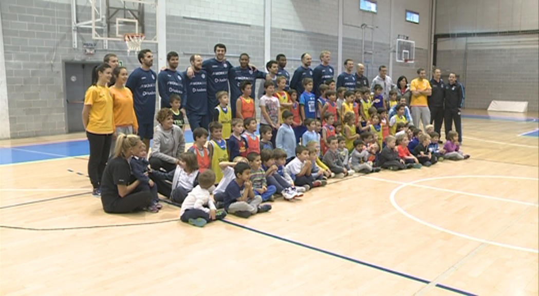 Els jugadors de la primera plantilla de MoraBanc entrenen amb els de l'escola