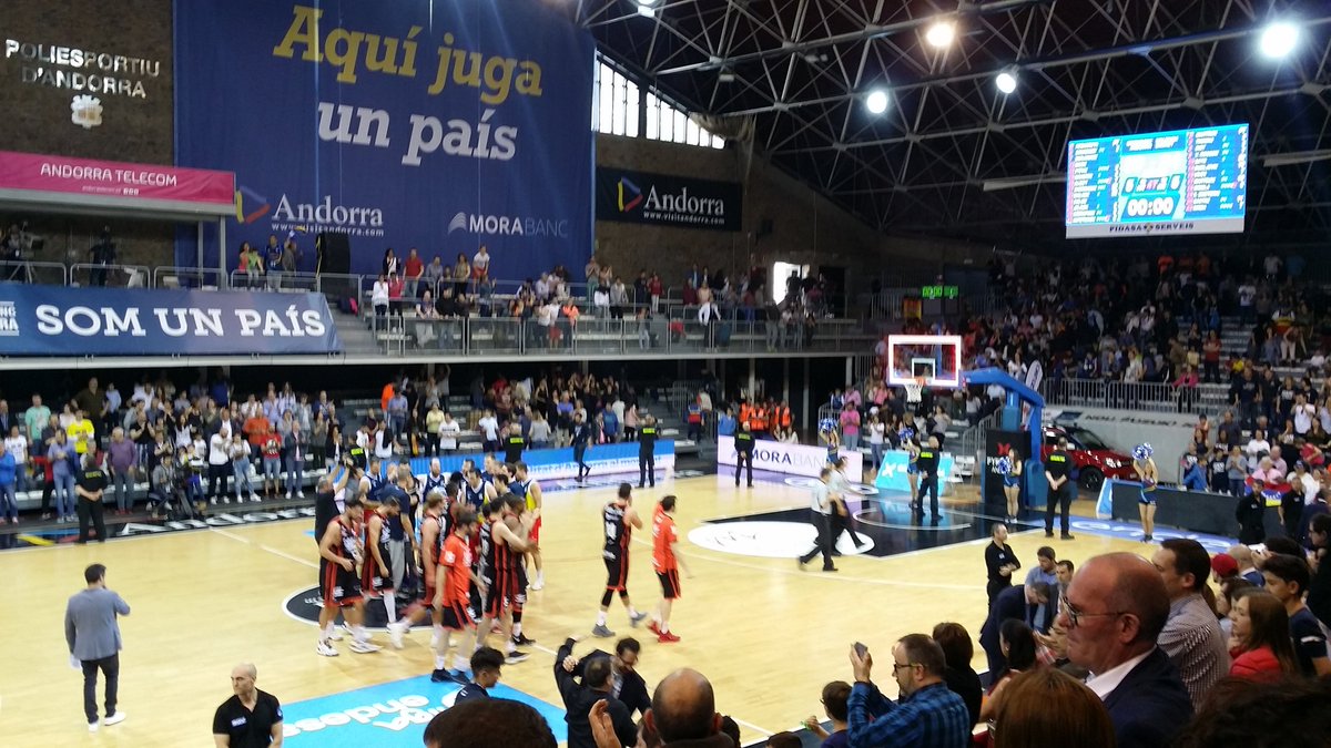 El MoraBanc fa embogir el Poliesportiu i deixa el play-off a un pas