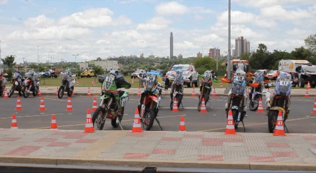 Els representants andorrans arriben a meta a la primera etapa del Dakar