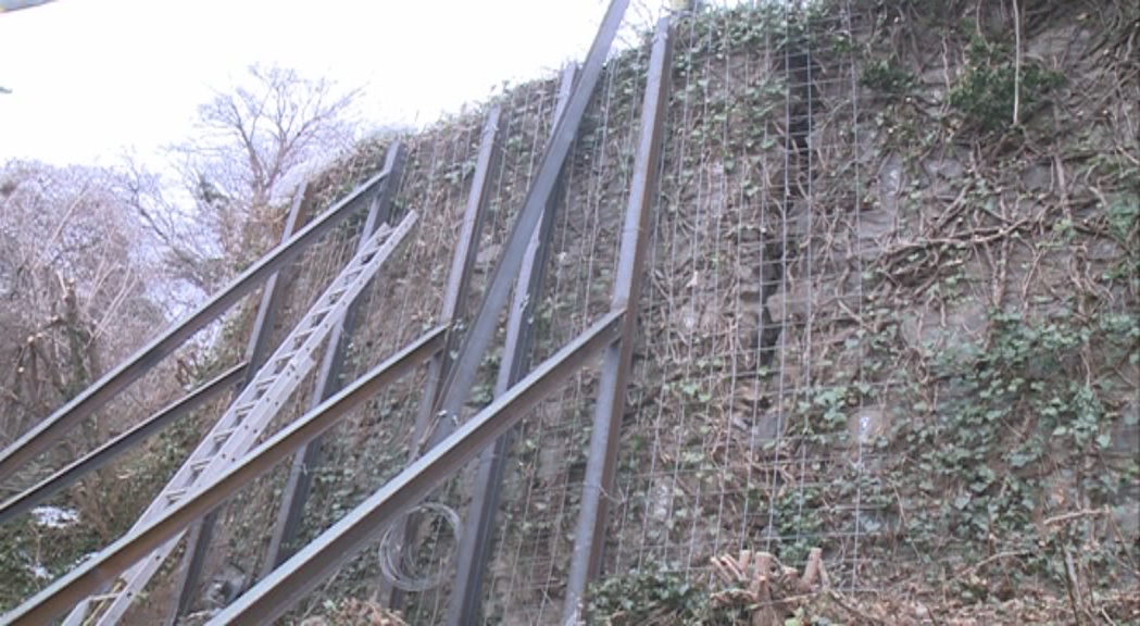 La dificultat del terreny obliga a instal·lar un camió grua per treballar en el mur esquerdat a Fiter i Rossell