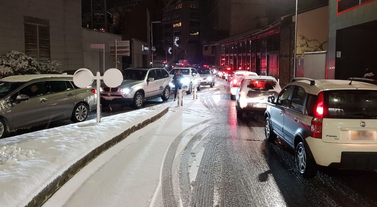 El temporal de neu i els vehicles sense equipaments col·lapsen la xarxa viària aquest dimecres