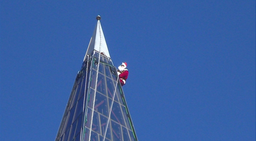 El Pare Noel sorprèn els infants baixant per la torre de Caldea