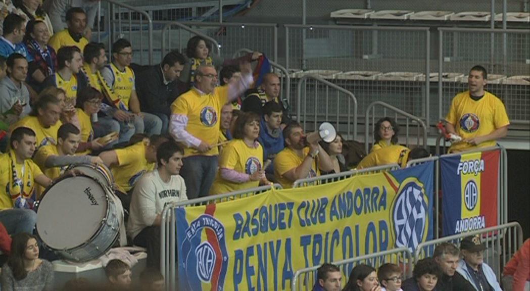 Caravana de seguidors per veure el partit del Morabanc al Palau Blaugrana