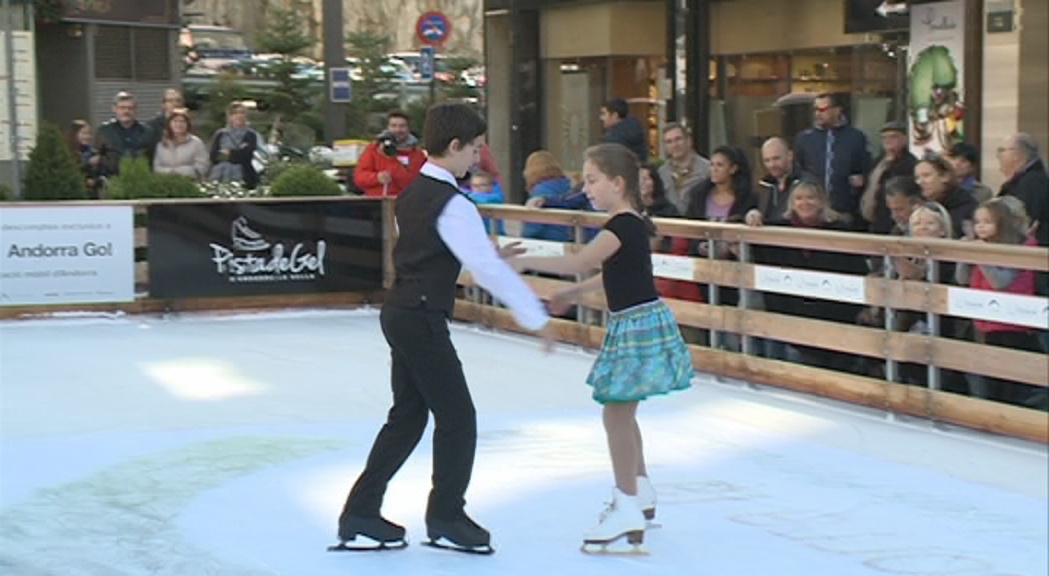 Inaugurada la pista de patinatge sobre gel de la plaça Rebés