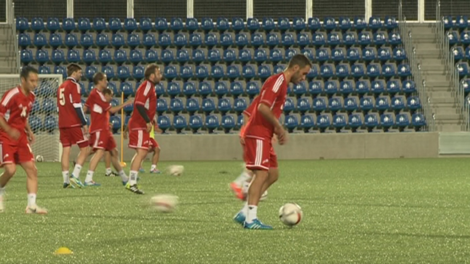 La selecció ja s'entrena al nou Estadi pensant només en Gal•les