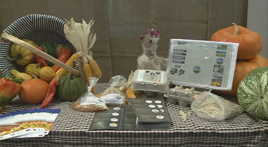 Una representació de petits productors del país tornen al mercat de productes agrícoles i artesans