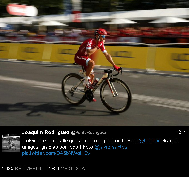 Purito Rodríguez rep l'homenatge del pilot a l'arribada del seu últim Tour