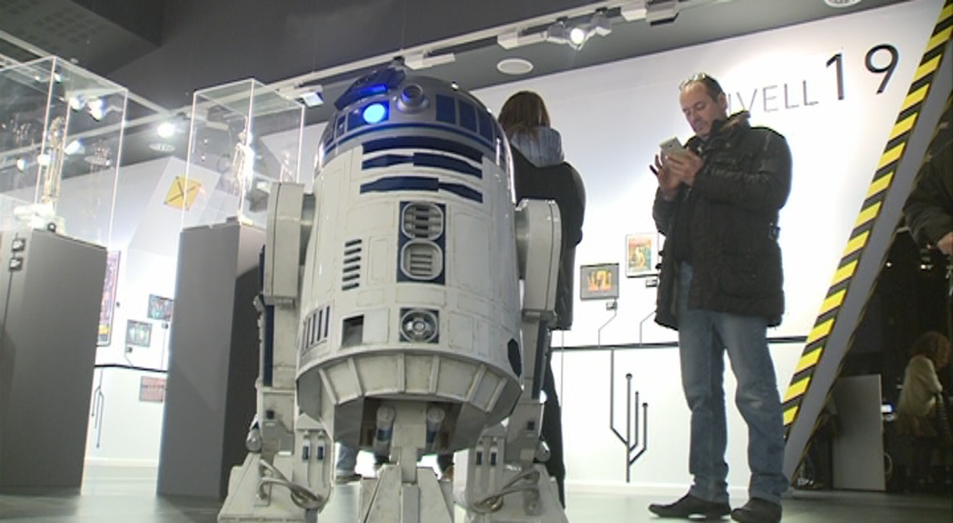 R2D2 dóna la benvinguda als visitants de l'exposició de ciència-ficció d'ArtalRoc