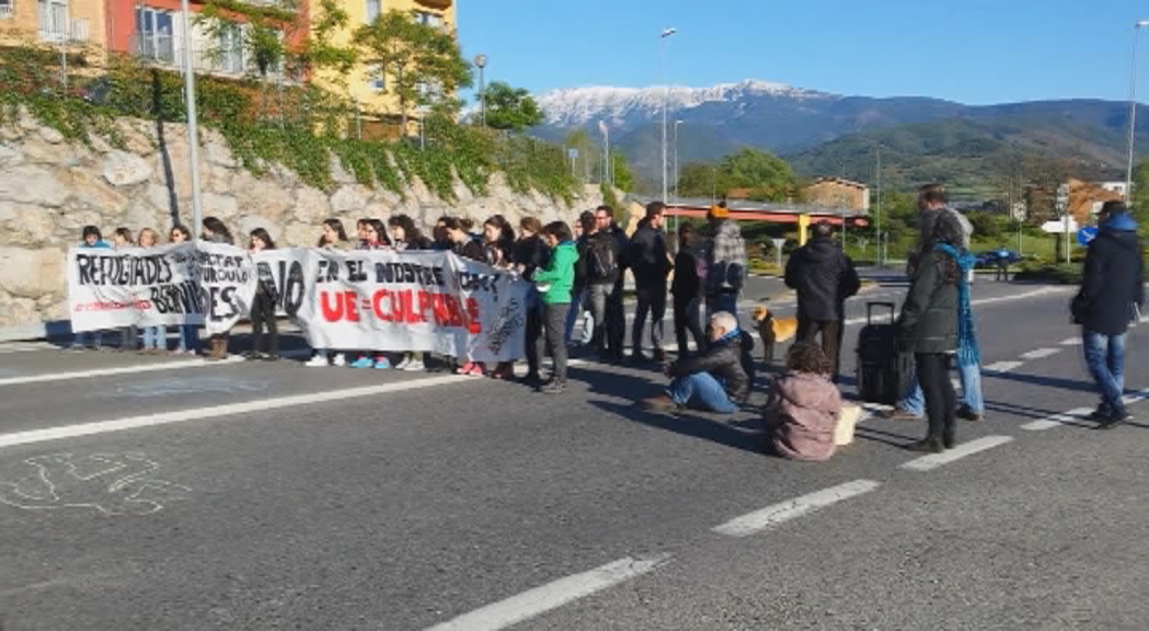 Veïns de la Seu d'Urgell tallen per tercera vegada l'N-145 en protesta per la crisi dels refugiats