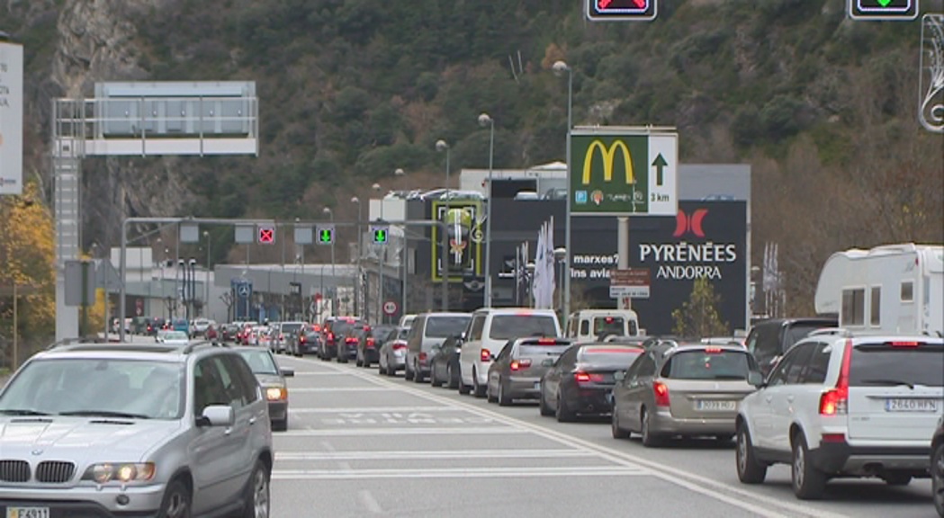 Matí de retencions des de l'avinguda Salou fins a la frontera