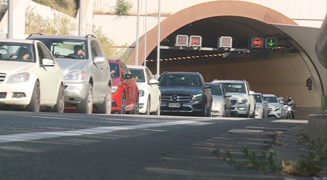 El pont deixa plena ocupació hotelera a les parròquies centrals i cues a les carreteres