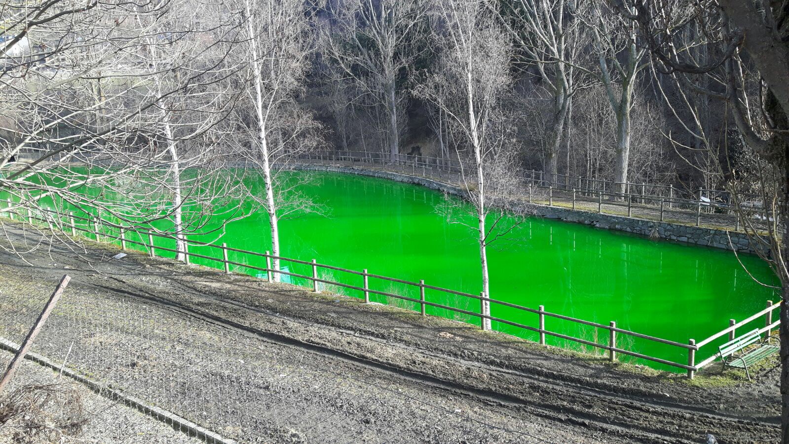 L'augment del cabal i el bombeig del pou van fer que la Valira es tenyís de verd