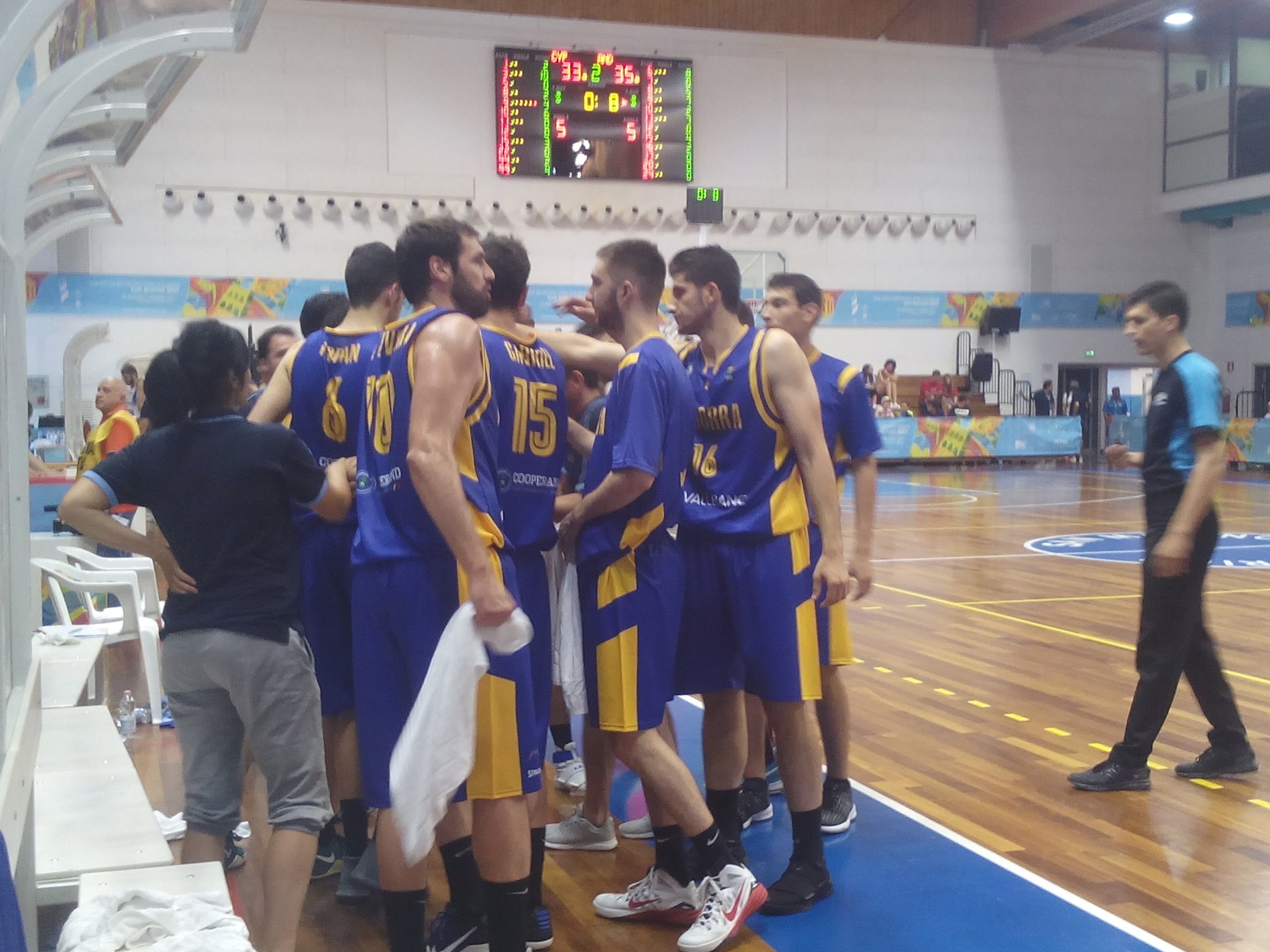 La selecció de bàsquet es jugarà el bronze contra Luxemburg després de perdre contra Xipre (76-65)