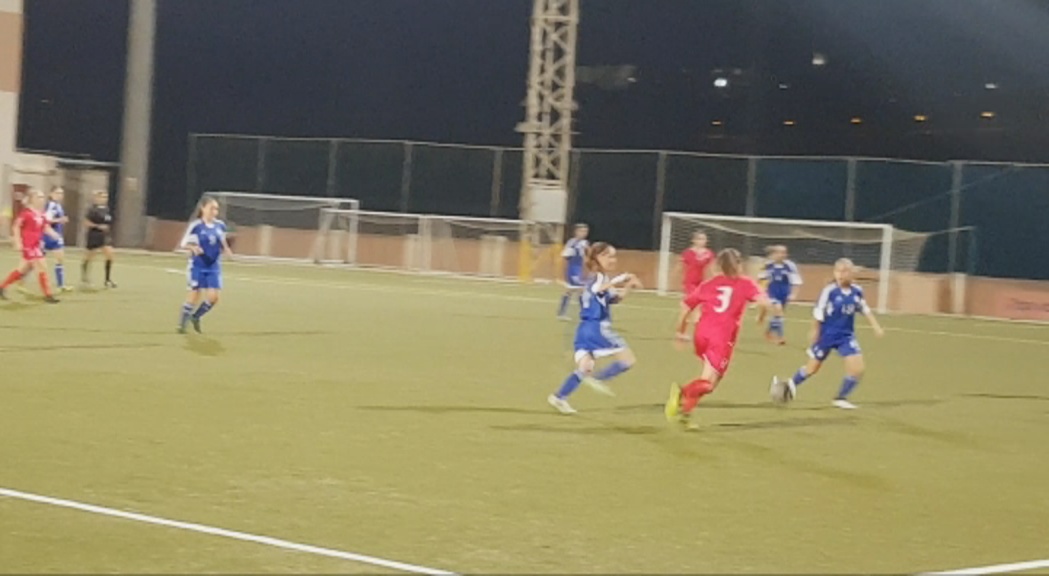 Derrota de la selecció femenina de futbol en el primer del