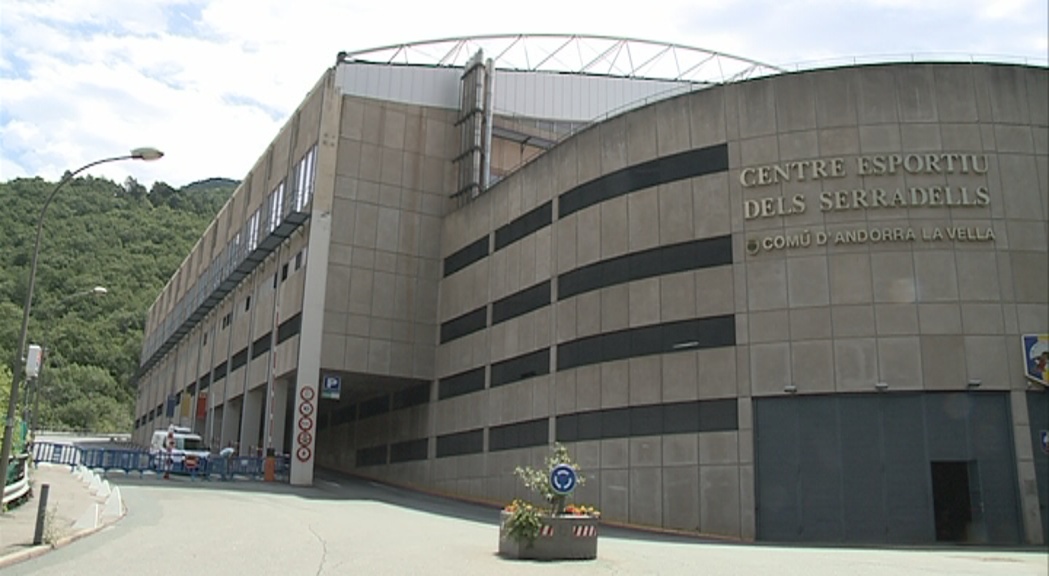 S'amplia el perímetre de seguretat a l'entrada dels Serradells per risc de despreniment d'algunes plaques de la façana