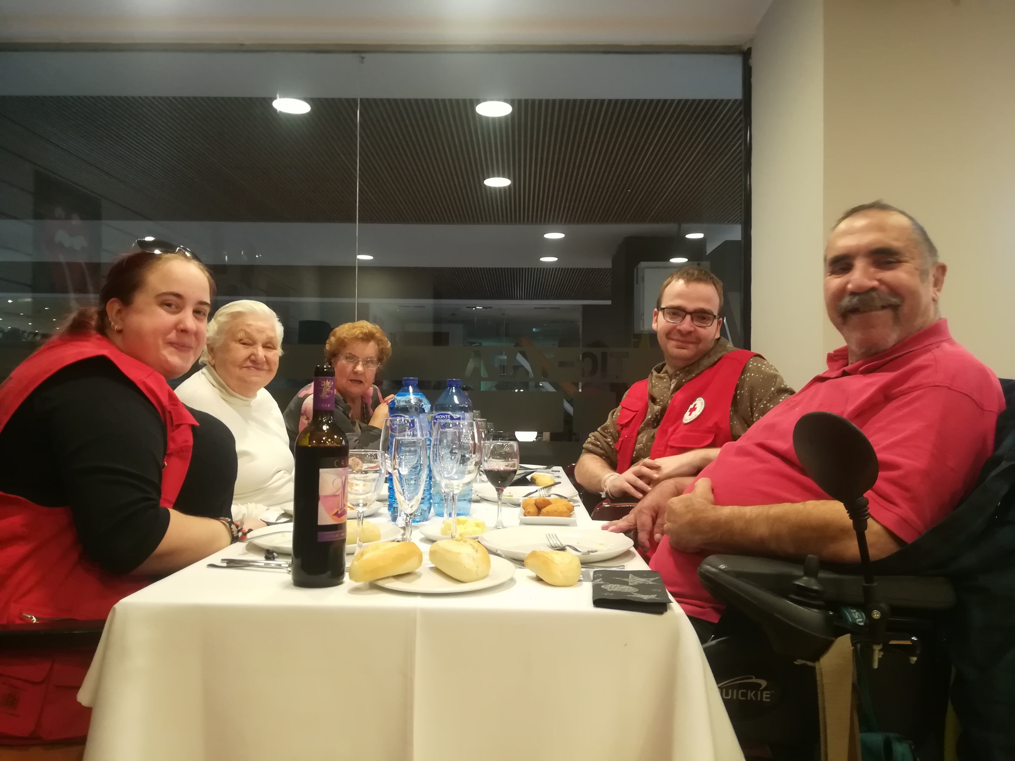 Usuaris i coordinadors de la teleassistència de la Creu Roja comparteixen moments en el dinar de Nadal