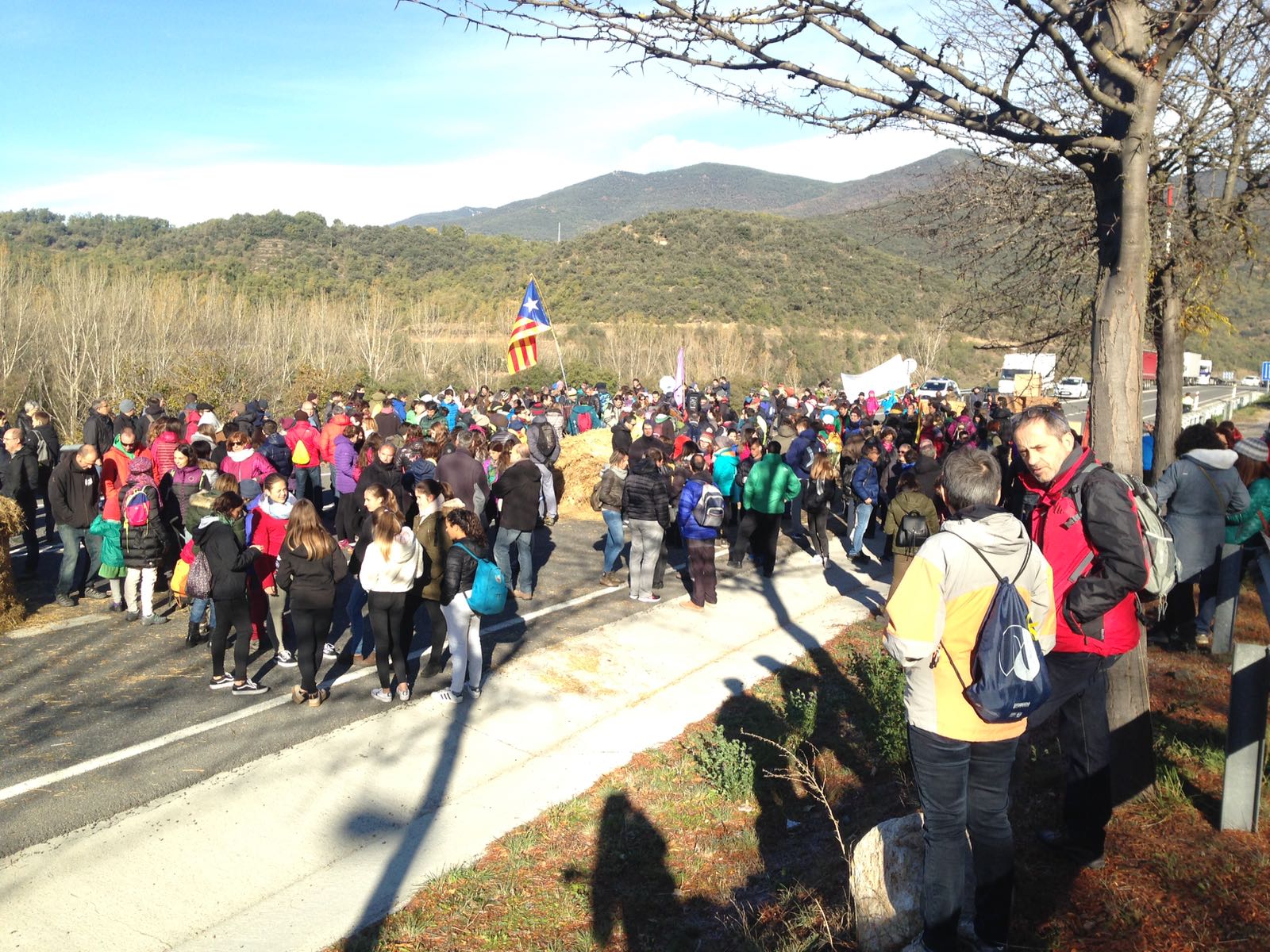 Els manifestants a l'Alt Urgell tallen la N-145 des de primera hora del matí