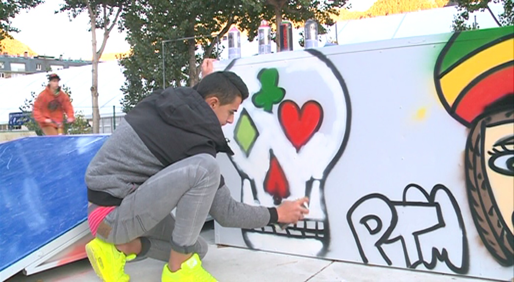 Una vintena de joves deixen la seva empremta artística a l'skate parc