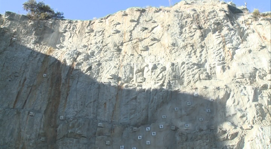 Un jove resulta ferit greu en caure d'una altura de vuit metres al pàrquing del Trillà