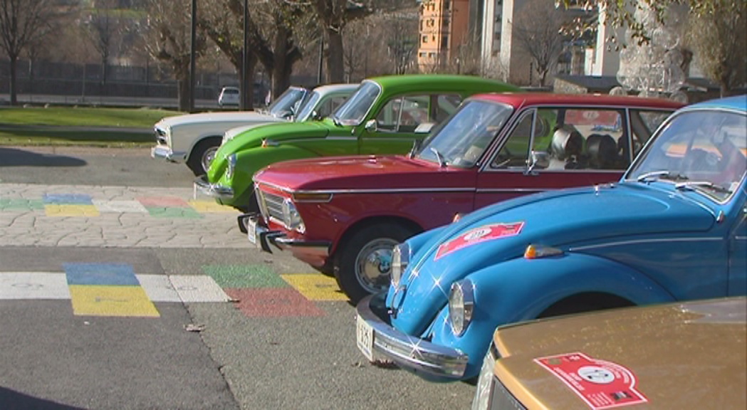 Més de 50 vehicles clàssics desfilen pel centre del país