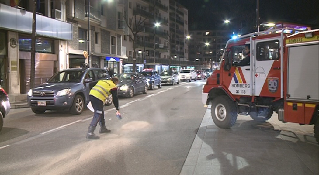 Un vessament d'oli complica la circulació al centre d'Andorra la Vella