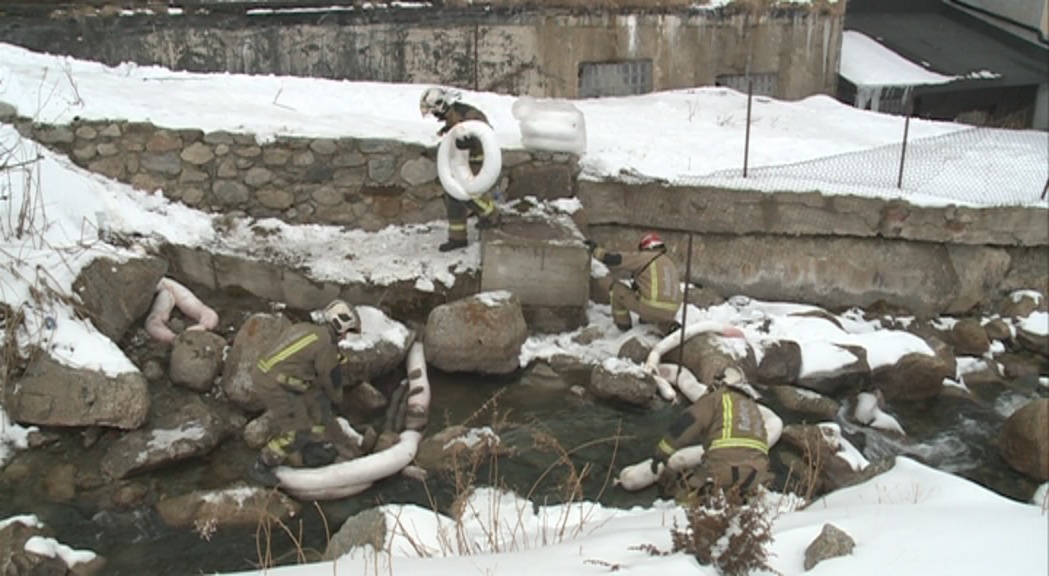 Vessament de 2.100 litres de gasoli al Pas de Casa