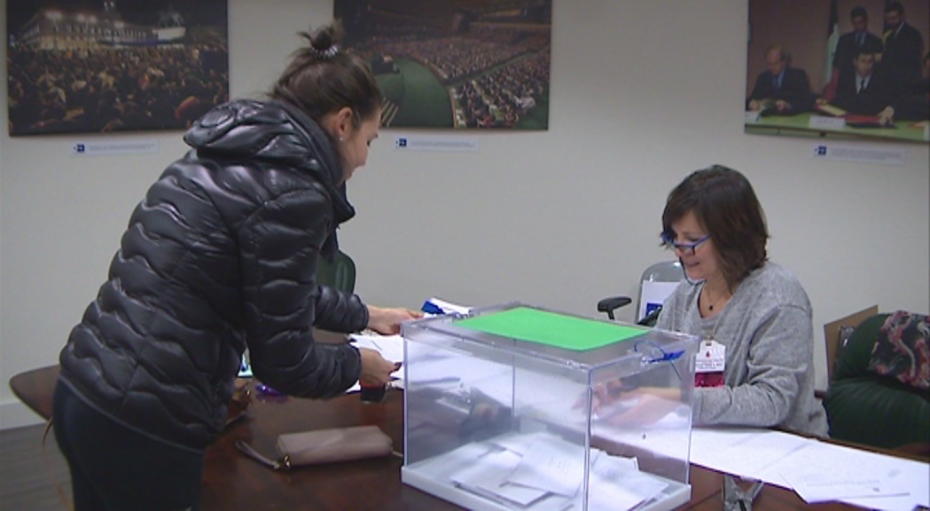 Més de 3.300 residents catalans voten a les eleccions