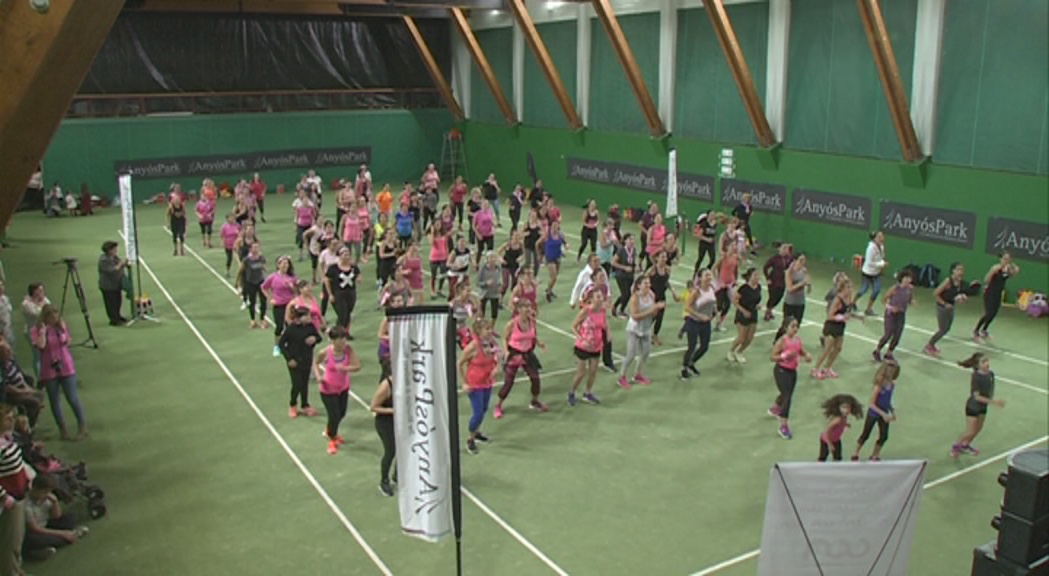 200 dones ballen al ritme de zumba contra el càncer de mama