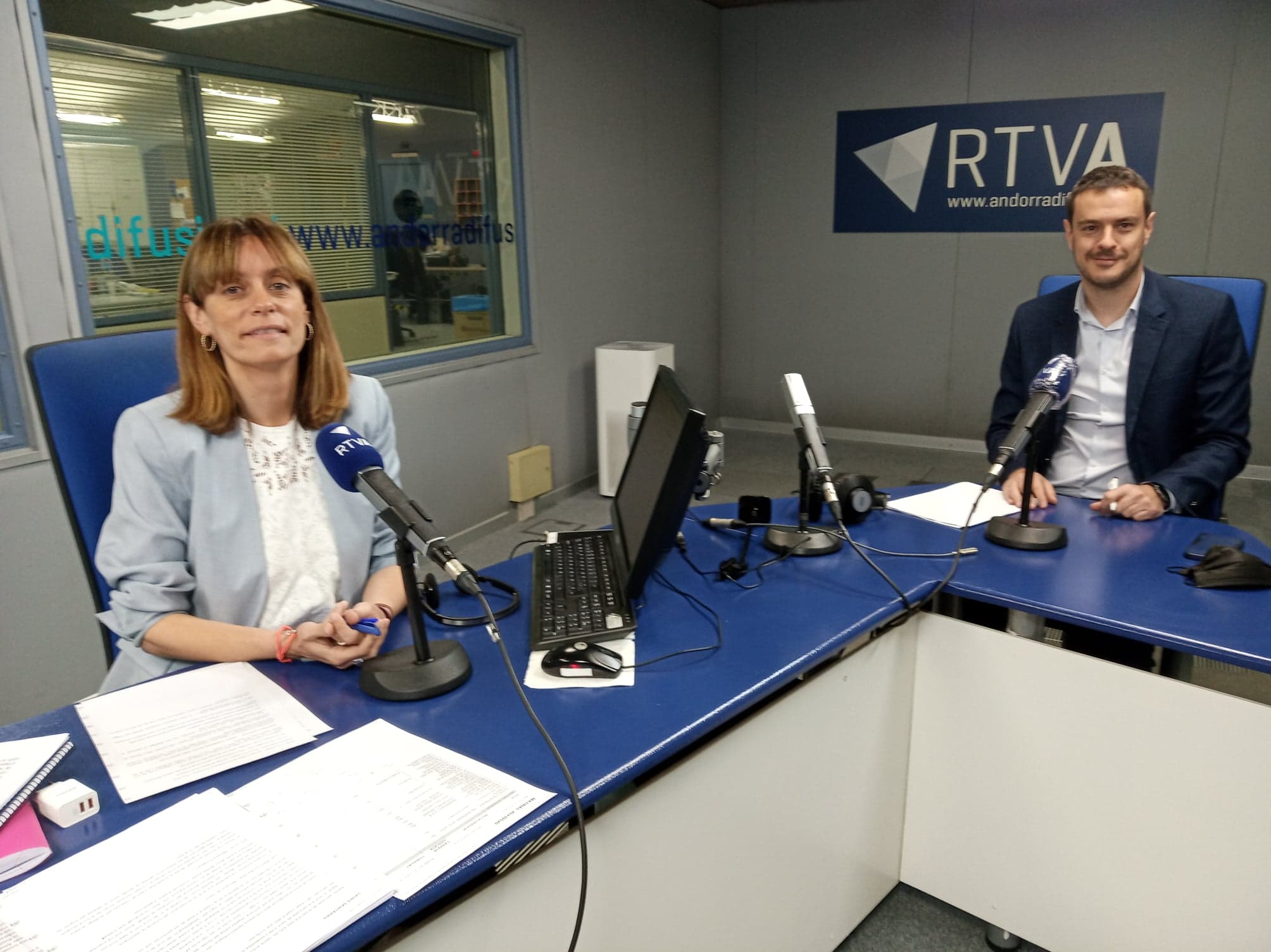 El cafè de l'Ara i Aquí amb Mar Galabert i Emilio Hurtado